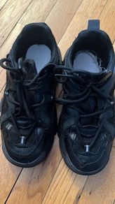 Black sneaker uk 4