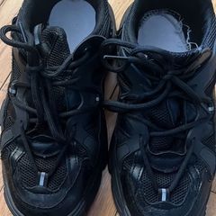 Black sneaker uk 4
