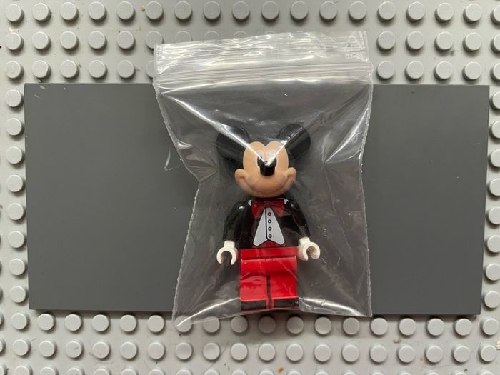 lego disney dis057 Mickey Mouse minifigure- Tuxedo Jacket, Red Bow Tie