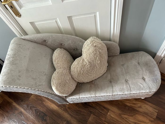 Lovers seat plus 2 heart pillows