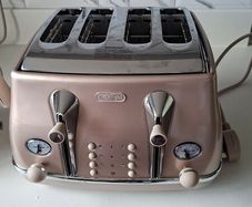 Delonghi kettle and toaster set
