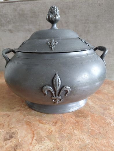 Antique French pewter Soup tureen with Fleurs de lys design 20cm