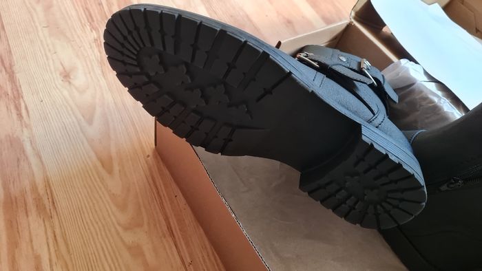 mens Black  boots. New in box