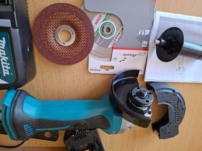 Makita DGA452 18V Angle Grinder Full Kit Like New