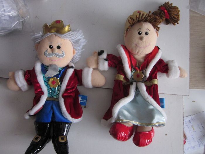 Fiesta Crafts  Tellatale King and Queen Hand Puppets