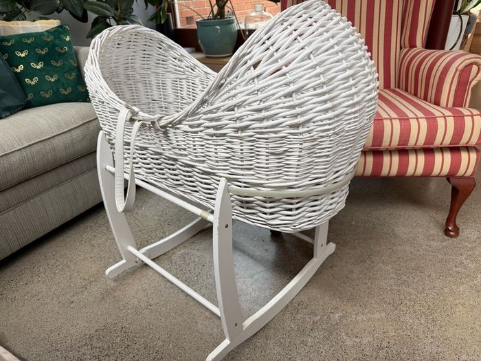 moses basket and stand
