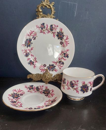 Fabulous Vintage China Tea for Four Teaset, by the Quality Maker Paragon Fine Bone China in the Stylish "Michelle" Pattern