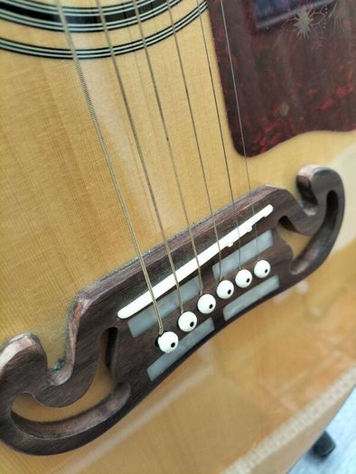 J200 Jumbo electric acoustic guitar