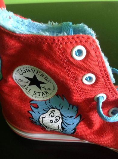 Converse cat in the hat chuck Taylor's size 3.5   Bought in universal studios