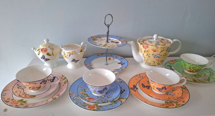Aynsley Windsor Cottage Tea Set