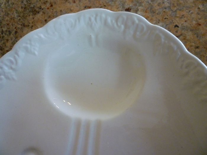 1930's Irish Serving Resting Table Plate to suit size of Chicken, Duck, Guiney Fowl, Roast- Very Good Vintage Condition.