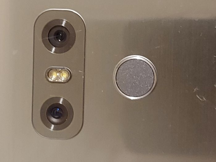 LG G6 mobile phone, 32GB, sim tray missing, excellent cosmetic condition otherwise