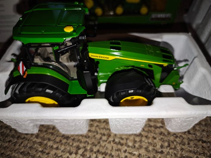 Wiking John Deere 8R410 1/32 Scale Model