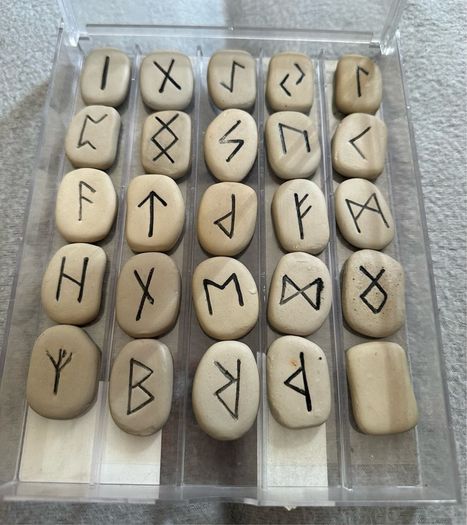 The Book Of Runes Ralph Blum(very rare)