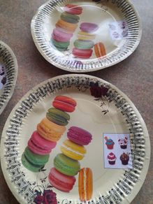 3 plastic party plates