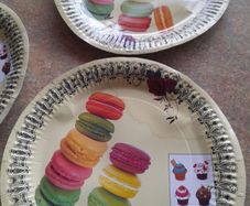 3 plastic party plates