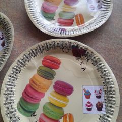 3 plastic party plates