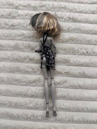 Mattel Monster High Skull Shores 2008 Black and White Frankie Stein Glue Hair Legs a bit loose (between body and legs) Used Please see photos