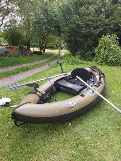 Outcast Commander Fishing boat