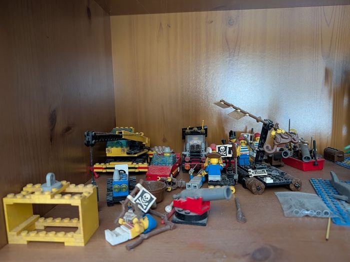 Vintage LEGO Collection - Pirates, Police, Town & Racing
