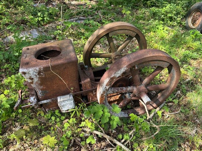 Vintage stationary engine with WICO ignition