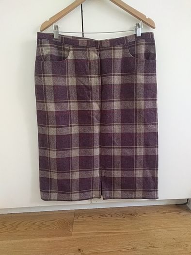 Knee length woolen skirt