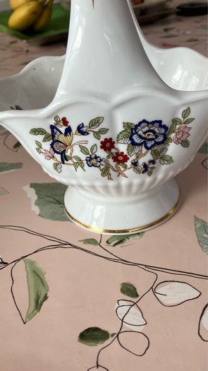Vintage Royal Tara fine bone china basket in great condition no chips