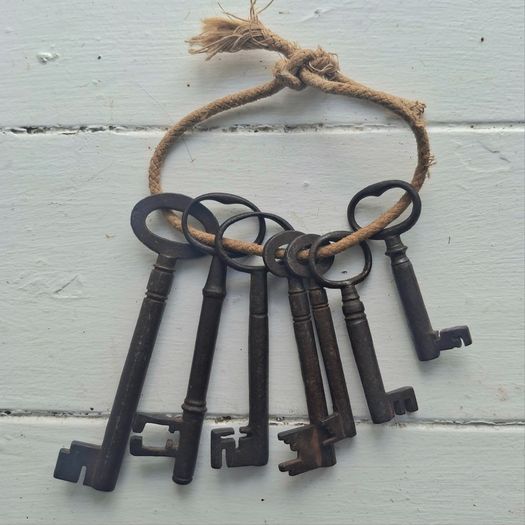 7 Antique Skeleton Keys
