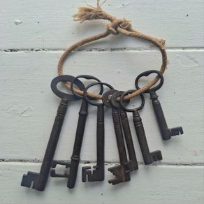7 Antique Skeleton Keys