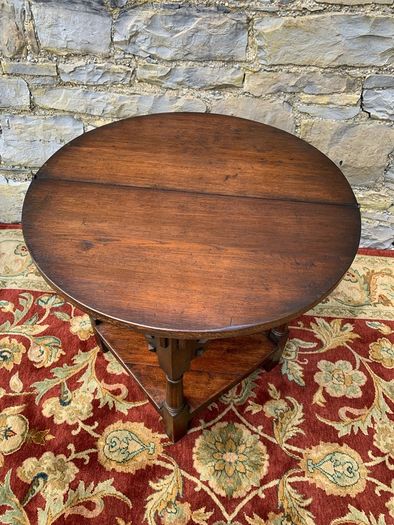 Early 20th Century solid oak gate leg drop leaf table.