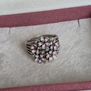 Pandora cherry blossom bouquet ring, size 58 some signs of wear on the back, as shown in the photos. Otherwise, no issues.