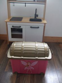 Children's play kitchen