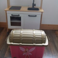 Children's play kitchen