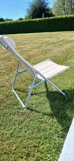 This is a nice  comfy sun lounger. Excellent condition