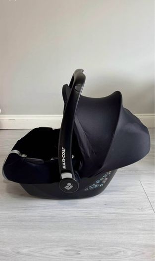 Maxi-Cosi Cabriofix infant car seat , ISOFIX Base , Buggy Adapters in Excellent Condition