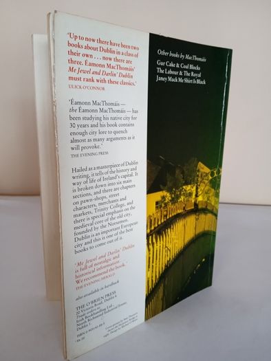 Me Jewel and Darlin' Dublin by Eamonn MacThomais. Illustrated by Michael O'Brien (HQ876)