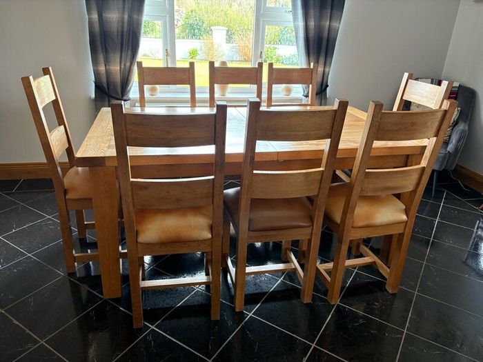 Table & chairs and wall unit