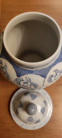 Blue and White Porcelain Ceramic Temple Jar Vase Chinoiserie Flower Garden