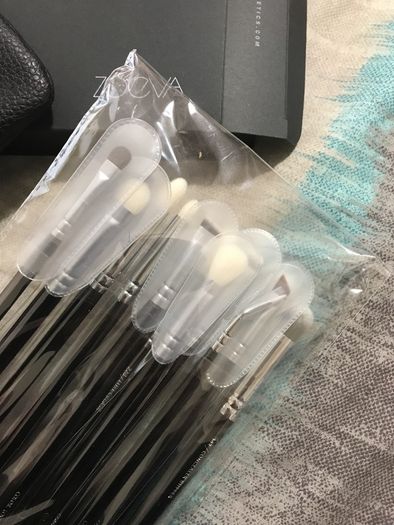 brand new 100% genuine Zoeva complete eye set 12 brushes + clutch