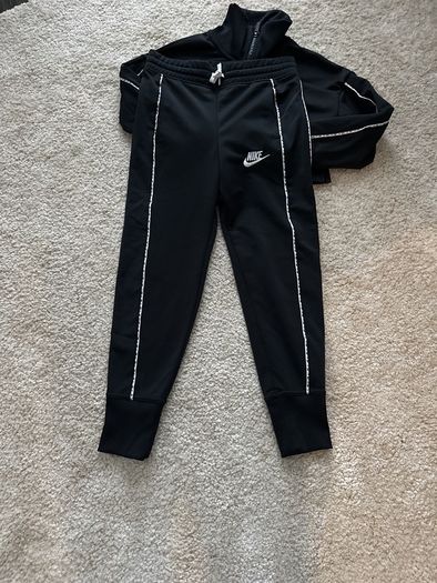 Nike black tracksuit (xs/122-128cm)