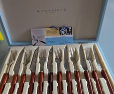 Newbridge Home 12-Piece Steak Knife & Fork Set. Unused / Boxed