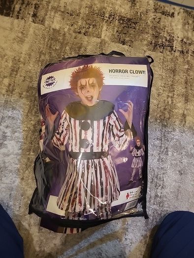 Halloween costume horror clown