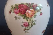 Fabulous Royal Albert "Old Country Roses" Ginger Jar Shaped Vase, an Iconic and Highly Collectable Piece
