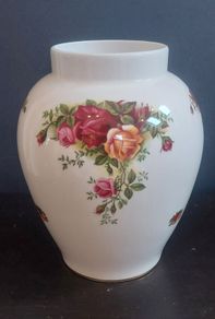 Fabulous Royal Albert "Old Country Roses" Ginger Jar Shaped Vase, an Iconic and Highly Collectable Piece