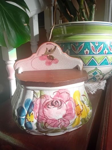 Antique Italian cermic salt cellar or tea bag caddy