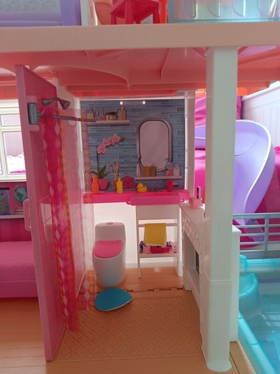 barbie house + dolls + accessories