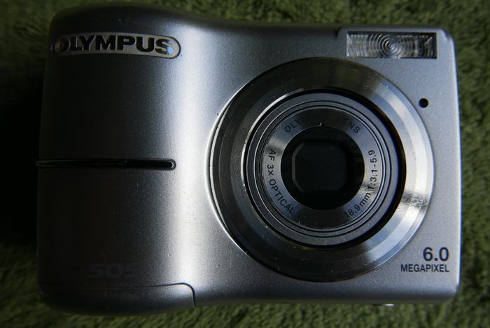 OLYMPUS C505 Digital Camera 6,0MP , Card ,runs on AA batteries Tested