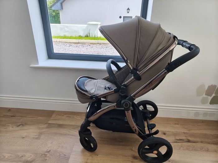 Egg 3 full travel system inc. car seat and base