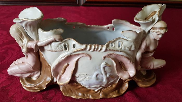 Circa 1897-1906 Collector's Piece Antique Ernst Wahliss Depose EW Turn Wien Large Porcelain Centerpiece Vase / Jardiniere Made In Austria