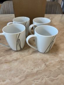 4 Porcelain Mugs